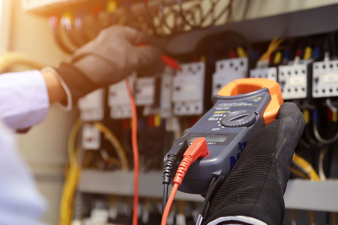 VDE Prüfung und DGUV V3: Vermeidung elektrischer Gefahren am Arbeitsplatz