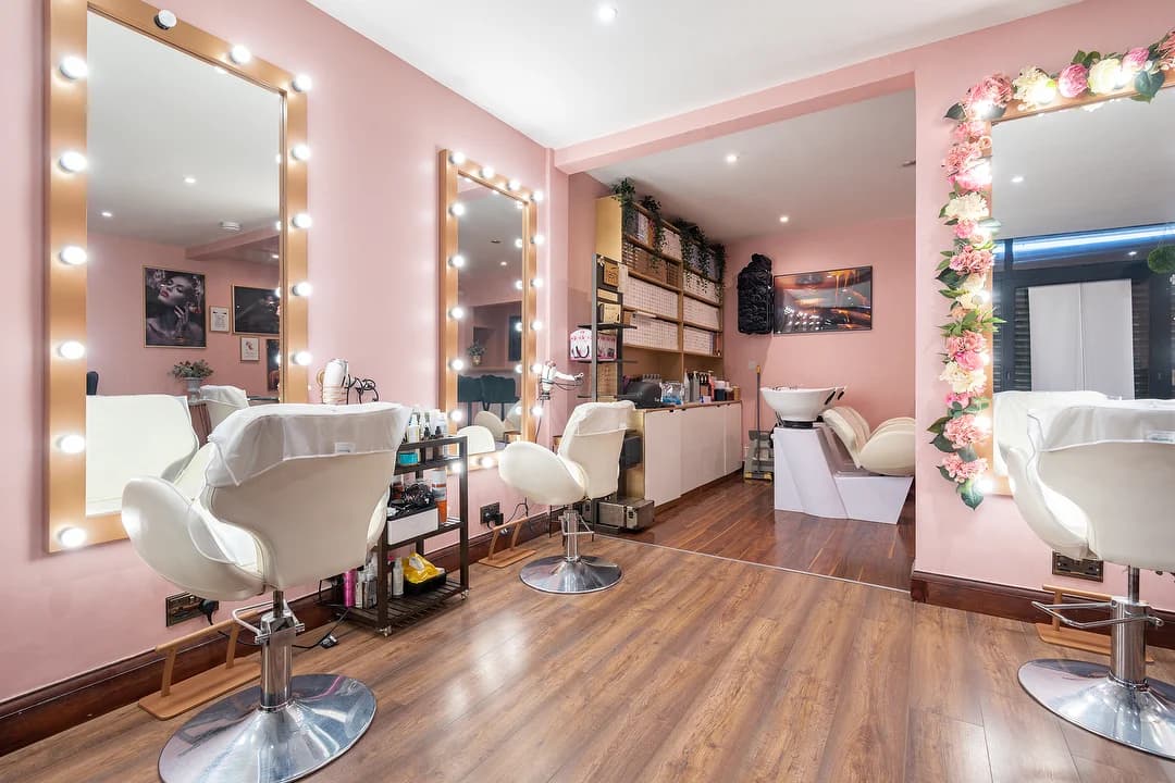 Vom Friseurstuhl bis zur Fußpflege Einrichtung: Alles für Ihren Salon aus einer Hand