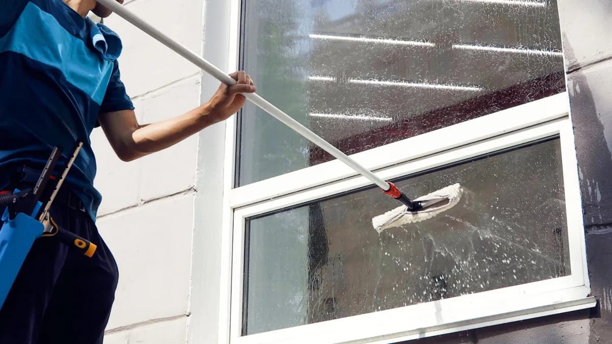 Fensterputzer Berlin: Vertrauen Sie den Experten von CAKMAK für eine effiziente und umweltfreundliche Fensterreinigung, die begeistert!