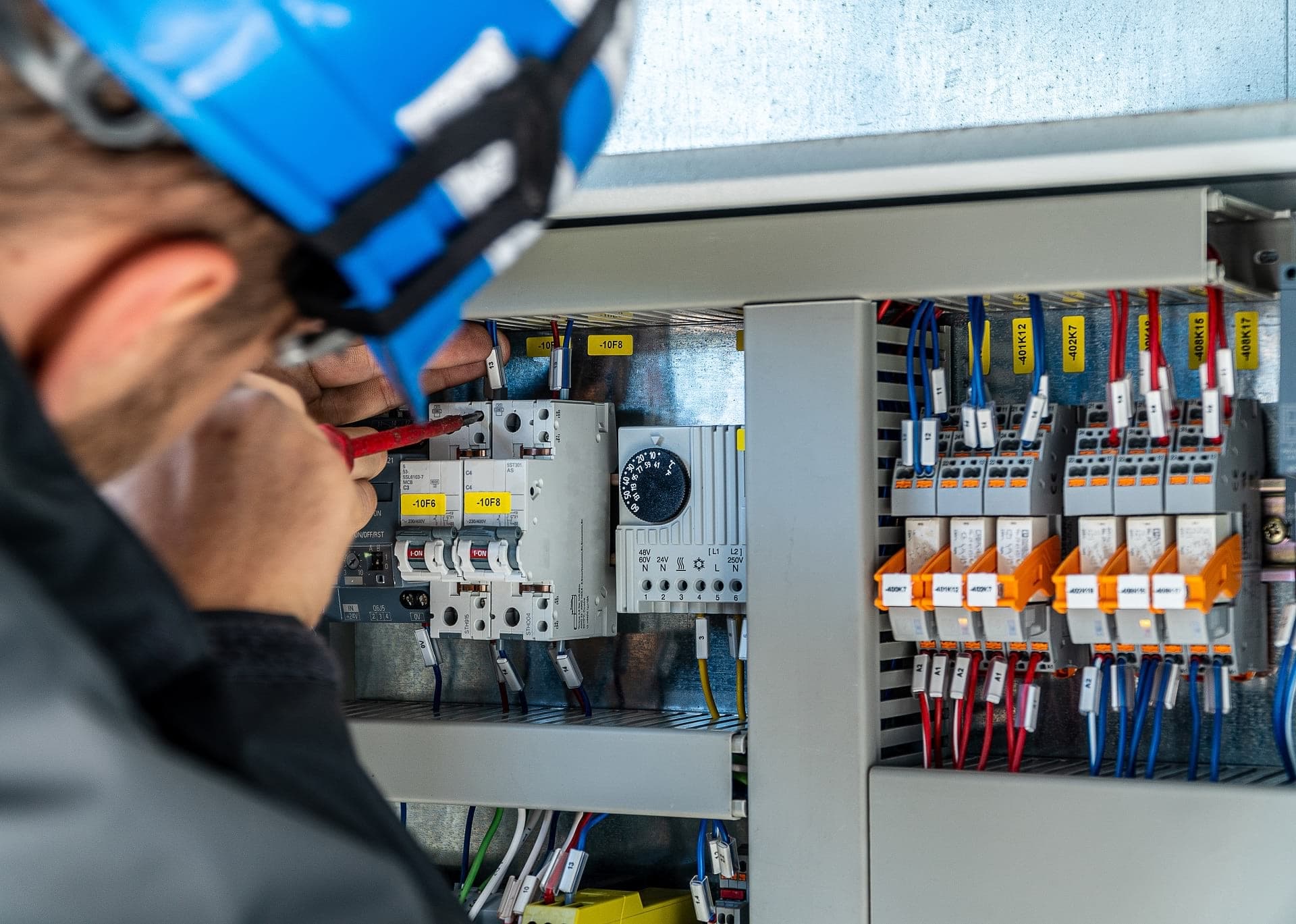 Wer darf die Prüfung ortsveränderlicher elektrischer Betriebsmittel durchführen?