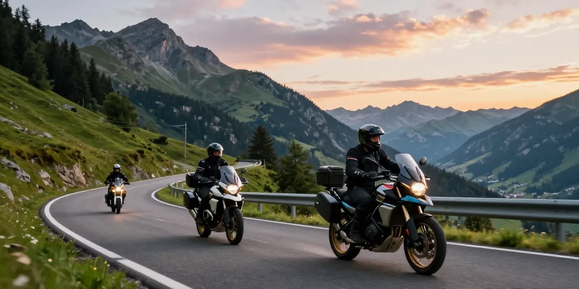 Fahrer genießen die besten Straßen Motorradfahren Deutschland auf kurvigen Bergstraßen während des Sonnenuntergangs.